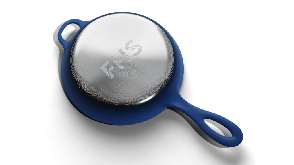 Unterseite einer Pratpfanne mit Logo im Metal